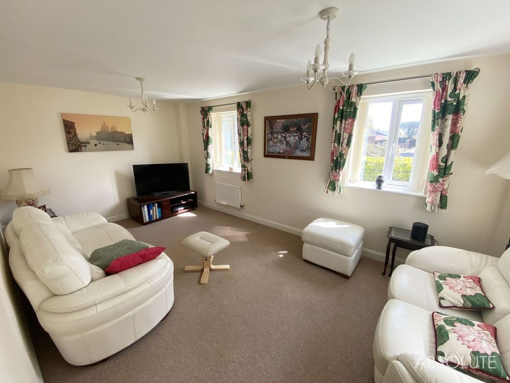 Property photo 2 of 18 Lounge