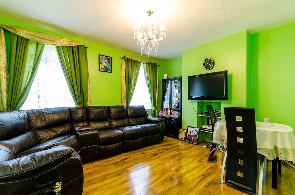 Property photo 2 of 8
