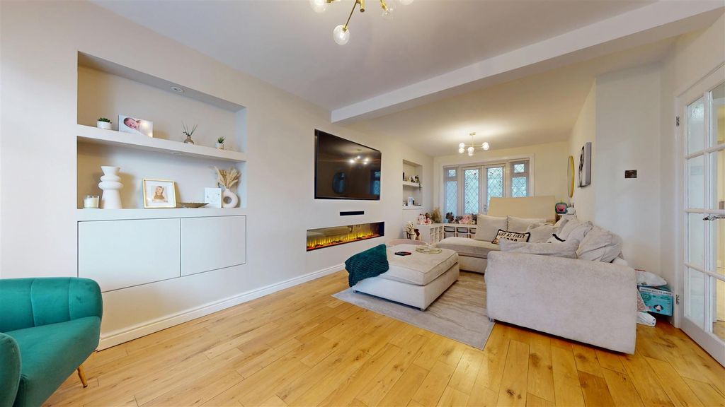 Property photo 2 of 31 Broadway Living Room