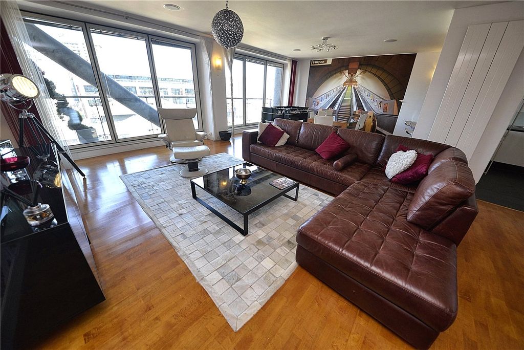 Property photo 2 of 11 Lounge