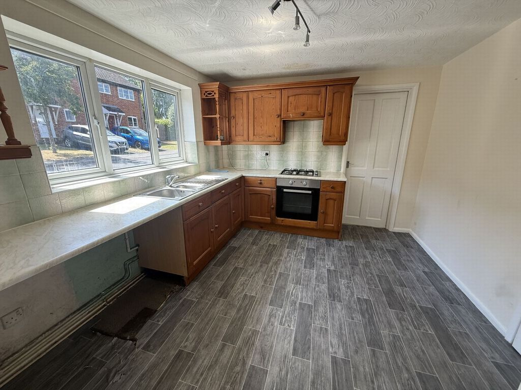 Property photo 3 of 8 Kitchen