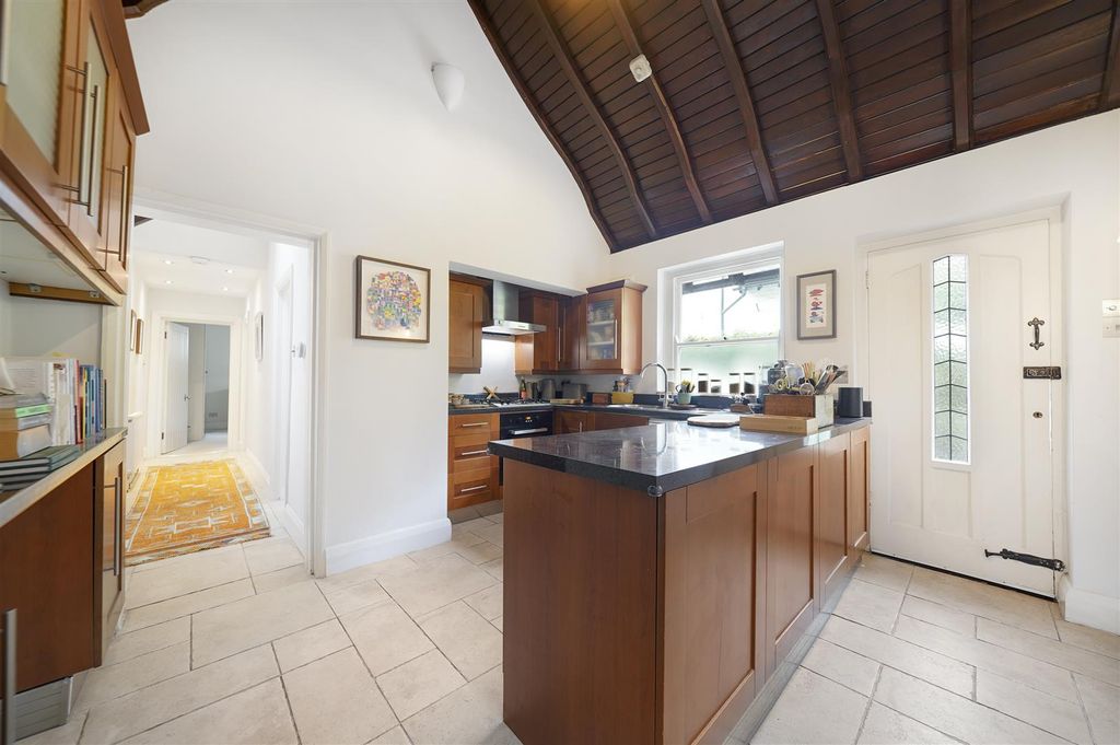 Property photo 3 of 19 Hazlewell Road