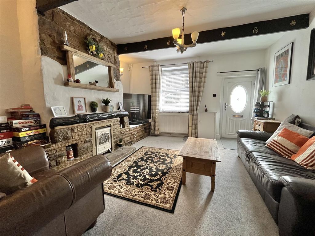 Property photo 3 of 12 Lounge