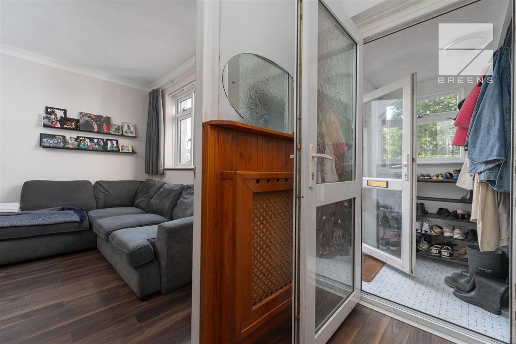 Property photo 2 of 32 151 Cavendish Road_0013.Jpg