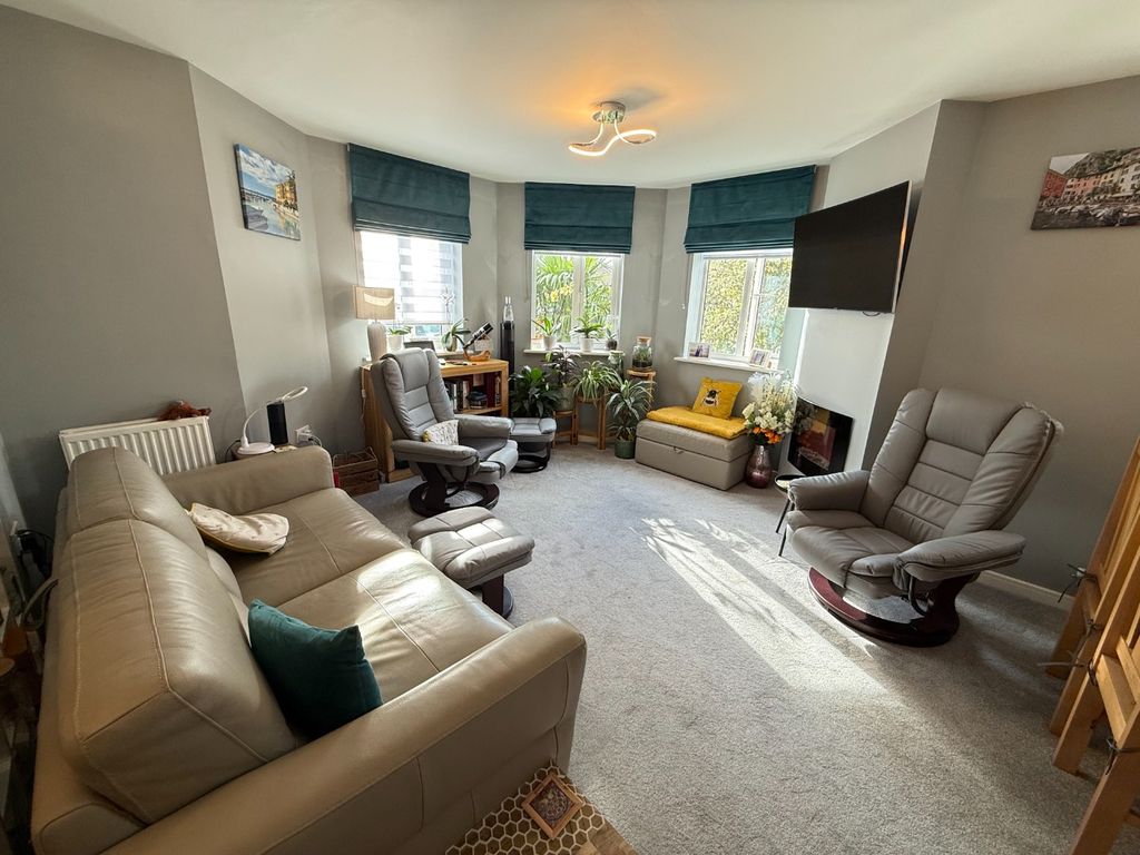 Property photo 2 of 11 4918383