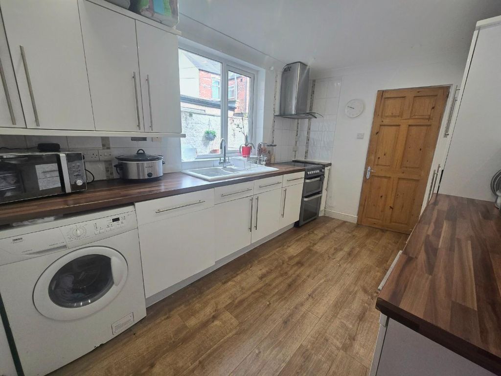 Property photo 3 of 9 Kitchen