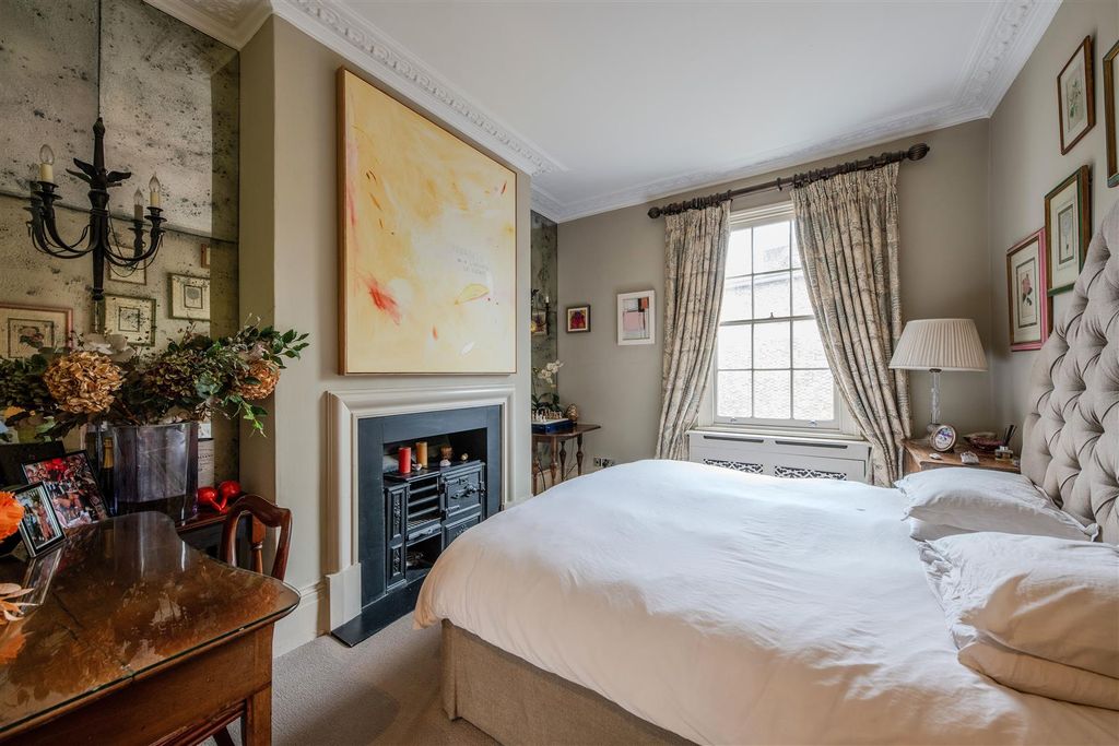 Property photo 2 of 7 342 Fulham Road 3692 Bed1.Jpg