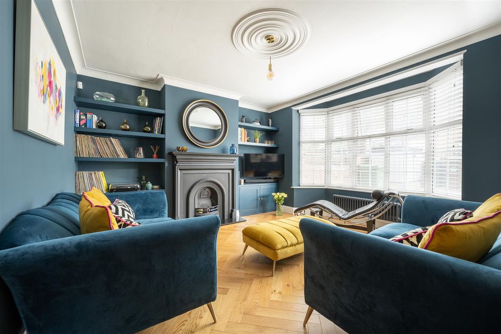 Property photo 2 of 51 Woodberry Way, E4