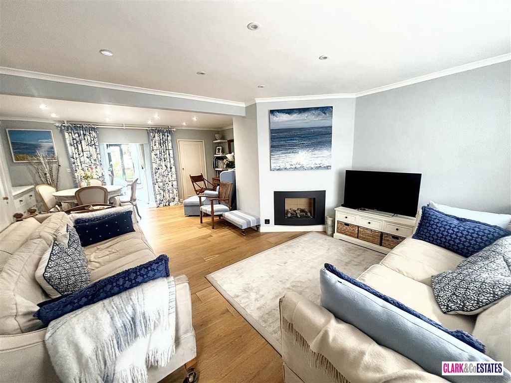 Property photo 2 of 17 Lounge