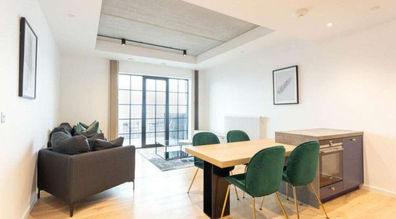 Property photo 2 of 6 Living 2