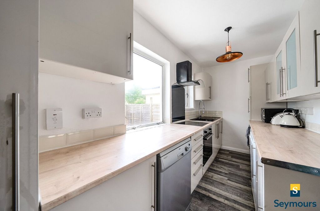 Property photo 3 of 18 Kitchen