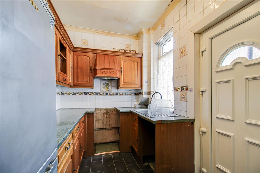 Property photo 3 of 9 Kitchen