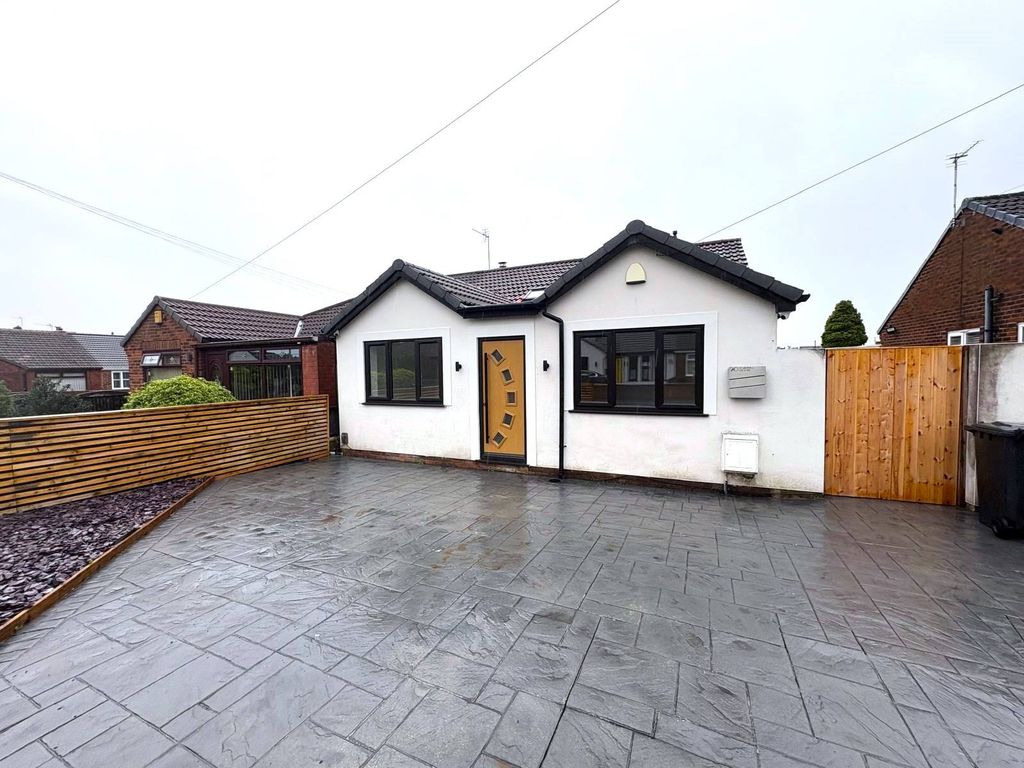 Property photo 1 of 27 St Andrews Crescent