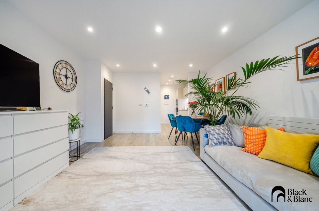 Property photo 1 of 18 Living/ Dining Room