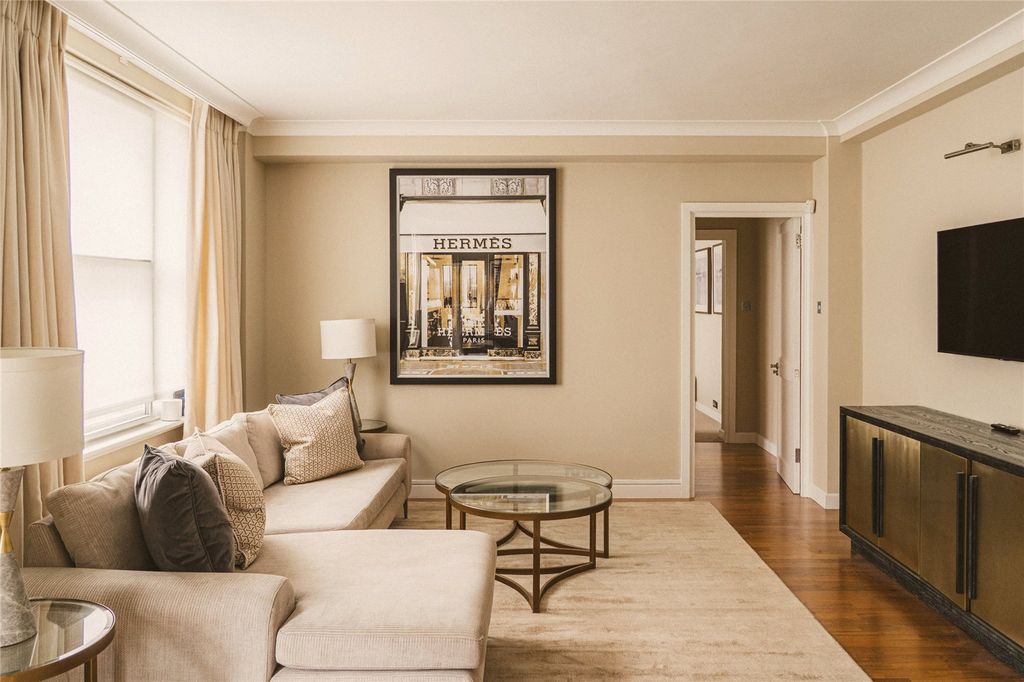 Property photo 2 of 16 Seating Area