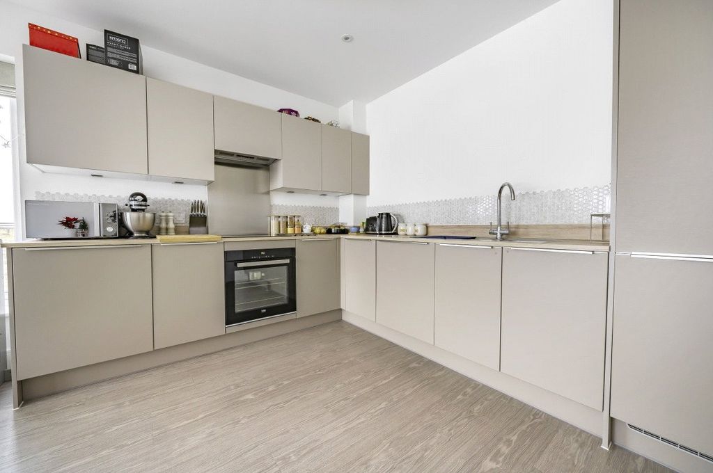 Property photo 3 of 10 Kitchen