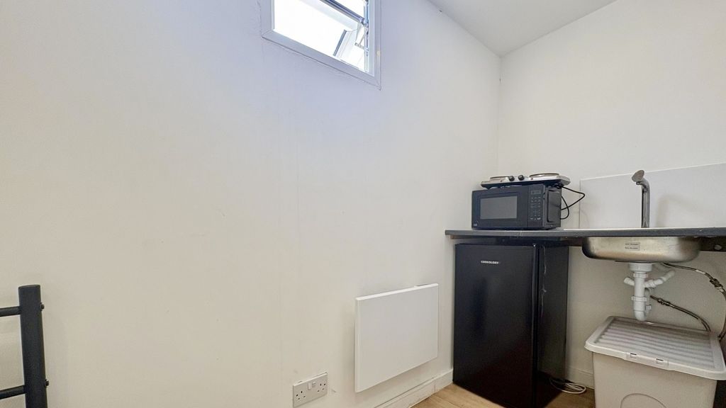 Property photo 3 of 7 Bright Kitchenette With Modern Appliances....