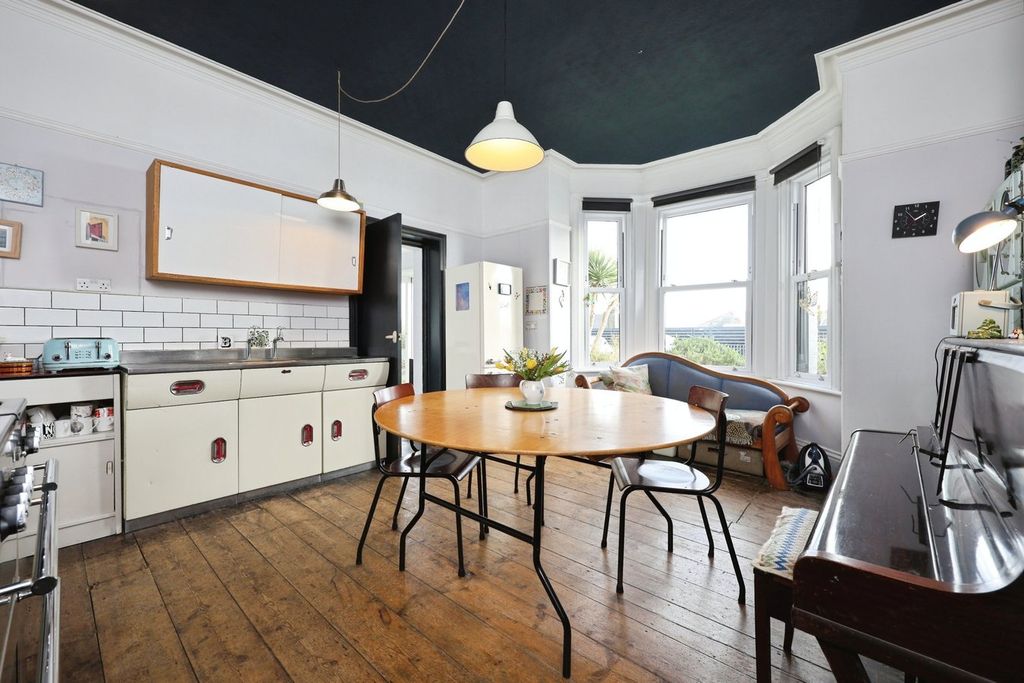 Property photo 3 of 33