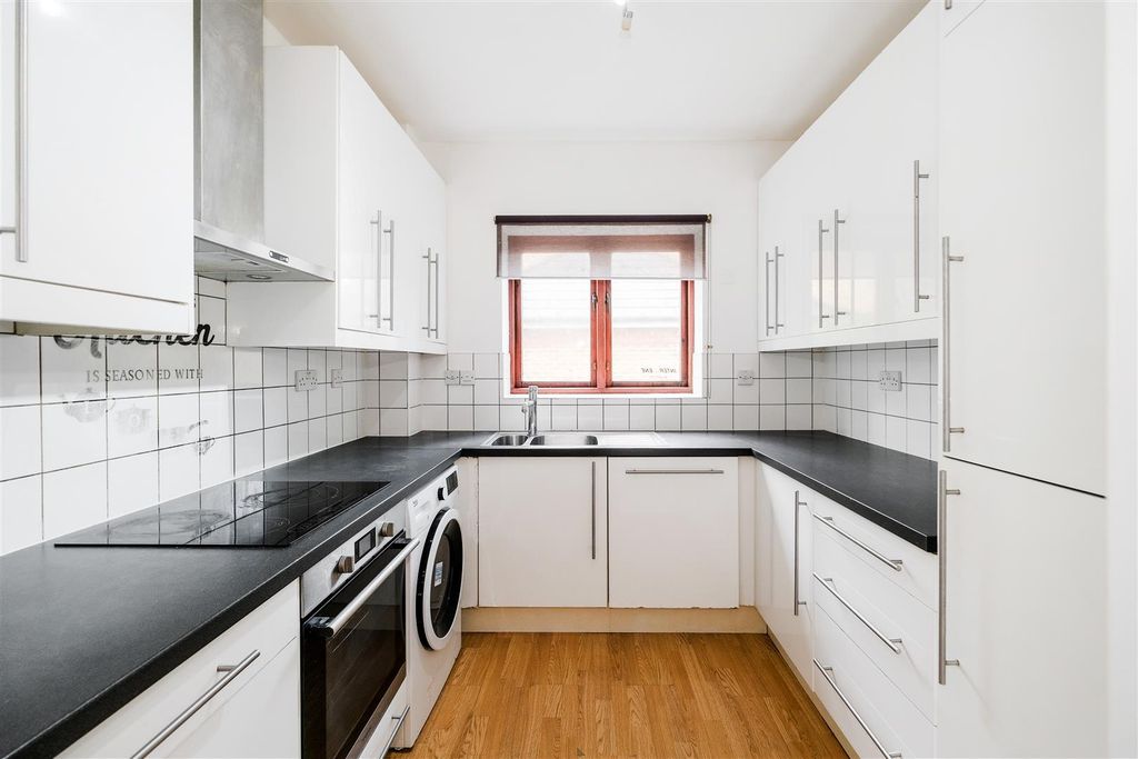 Property photo 3 of 28 4 Parr Lodge-21.Jpg