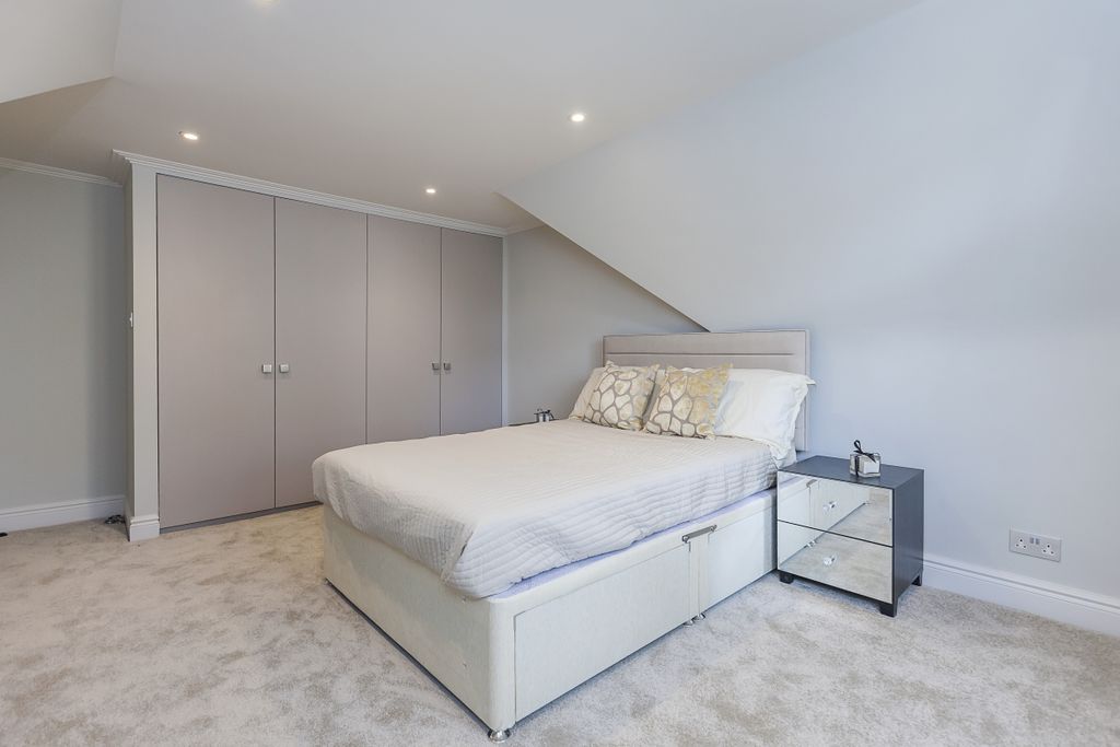Property photo 3 of 9 Essex Road