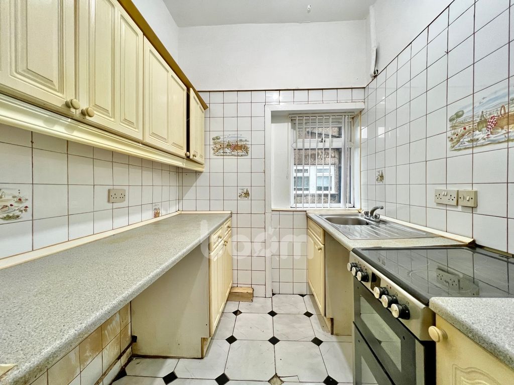 Property photo 3 of 21 Chirnside Road, Glasgow Kitchen
