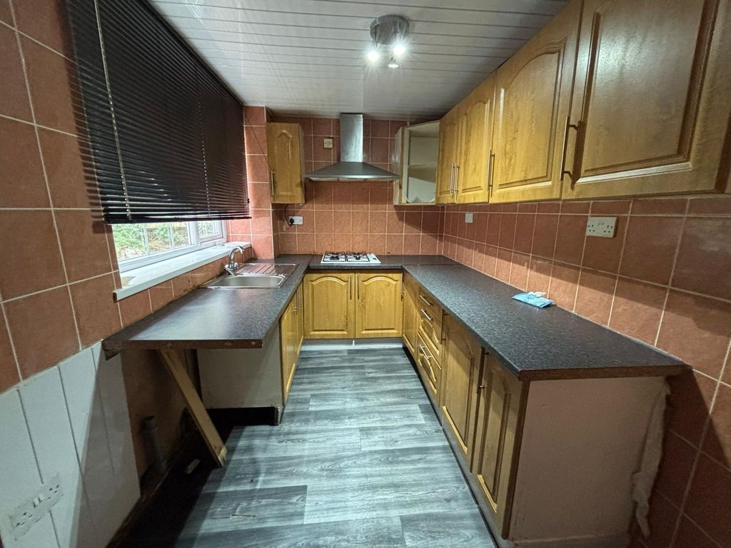 Property photo 3 of 7 Kitchen