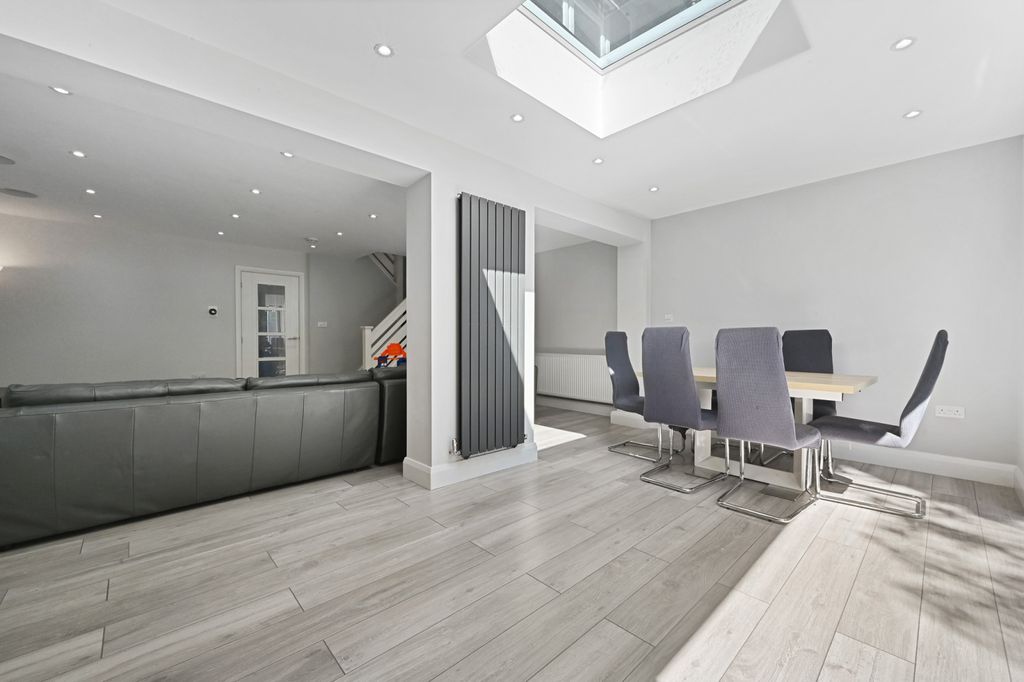 Property photo 1 of 12 Immaculately Presented Modern 4 Bedroom Terraced House With Extension