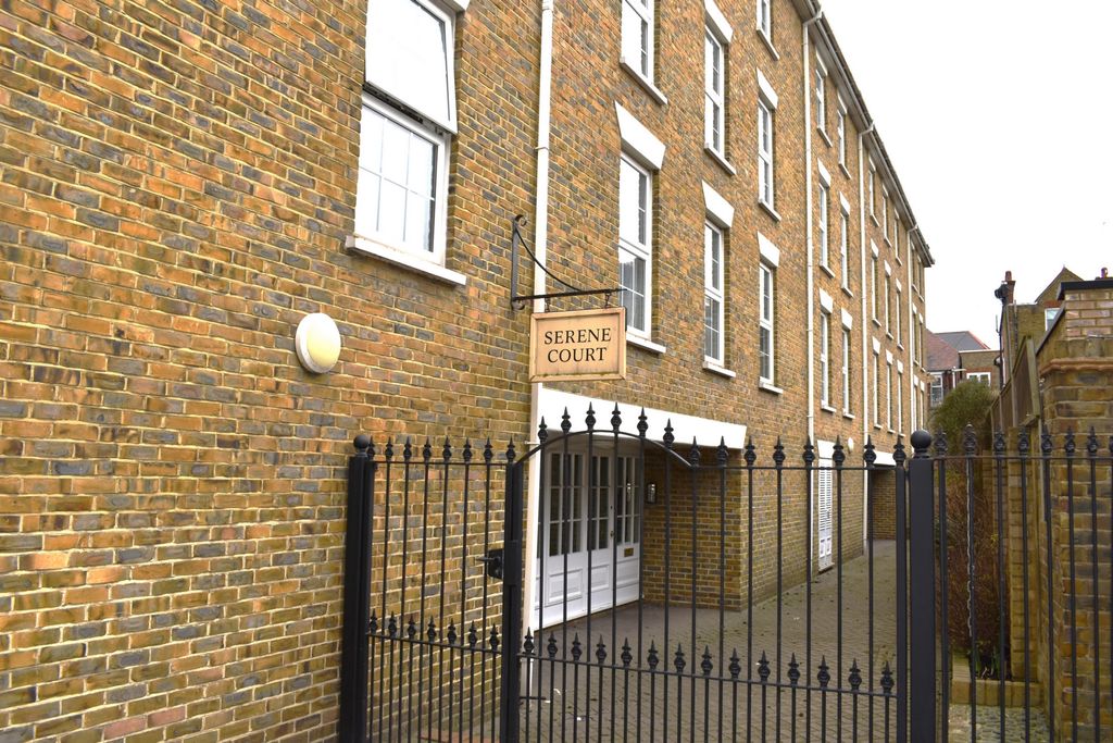 Property photo 2 of 8 Pedestrian Entrance