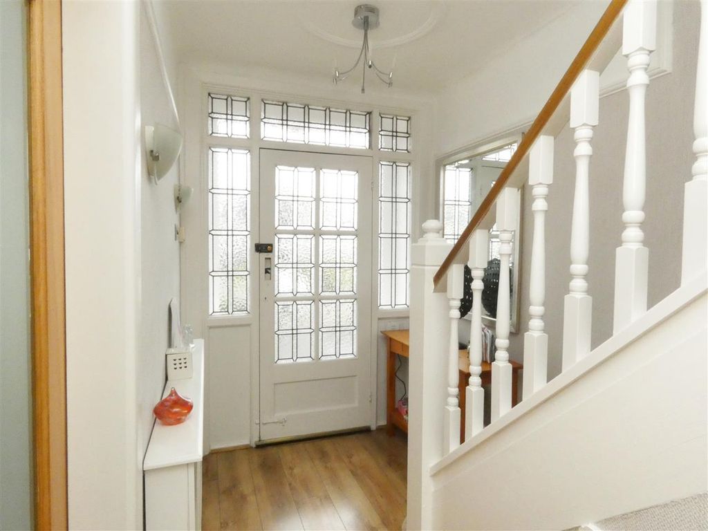 Property photo 3 of 22 Entrance Hall