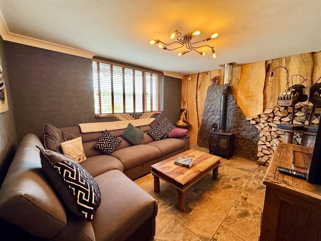 Property photo 2 of 32 Lounge