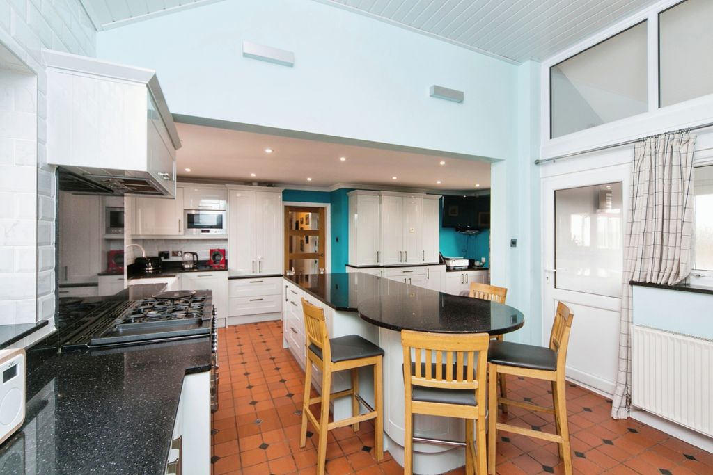 Property photo 2 of 27 Family Kitchen
