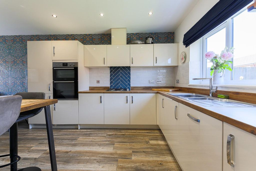 Property photo 3 of 17 Kitchen / Dining Room