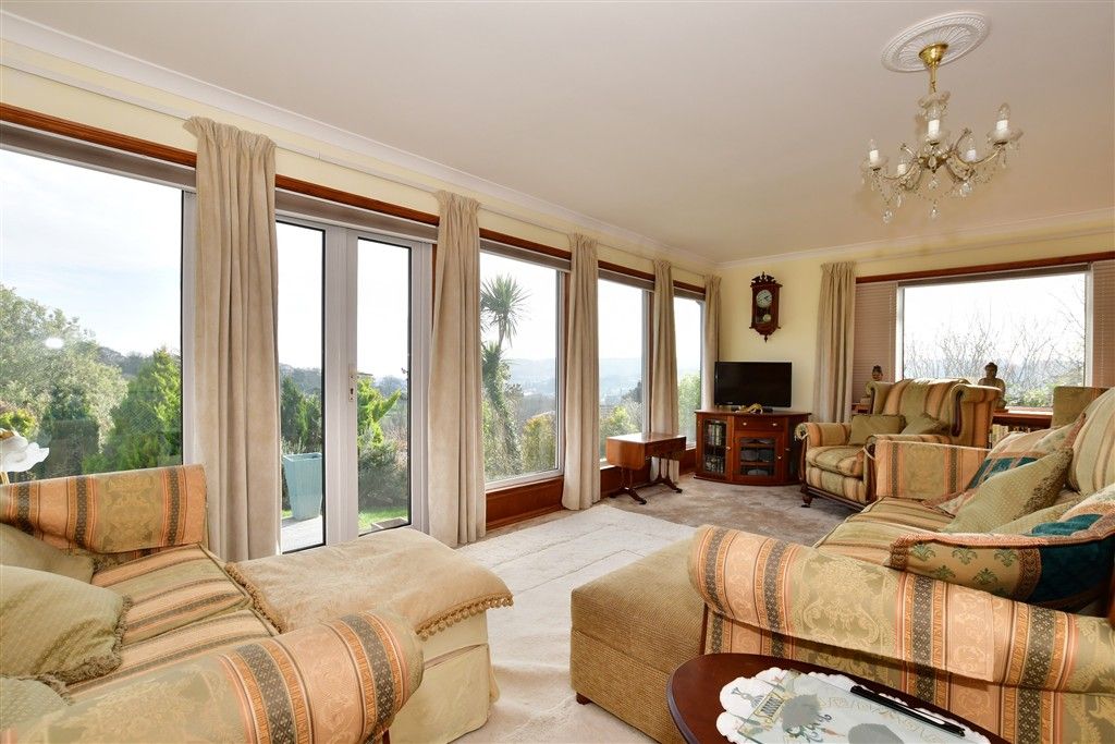 Property photo 1 of 16 Lounge