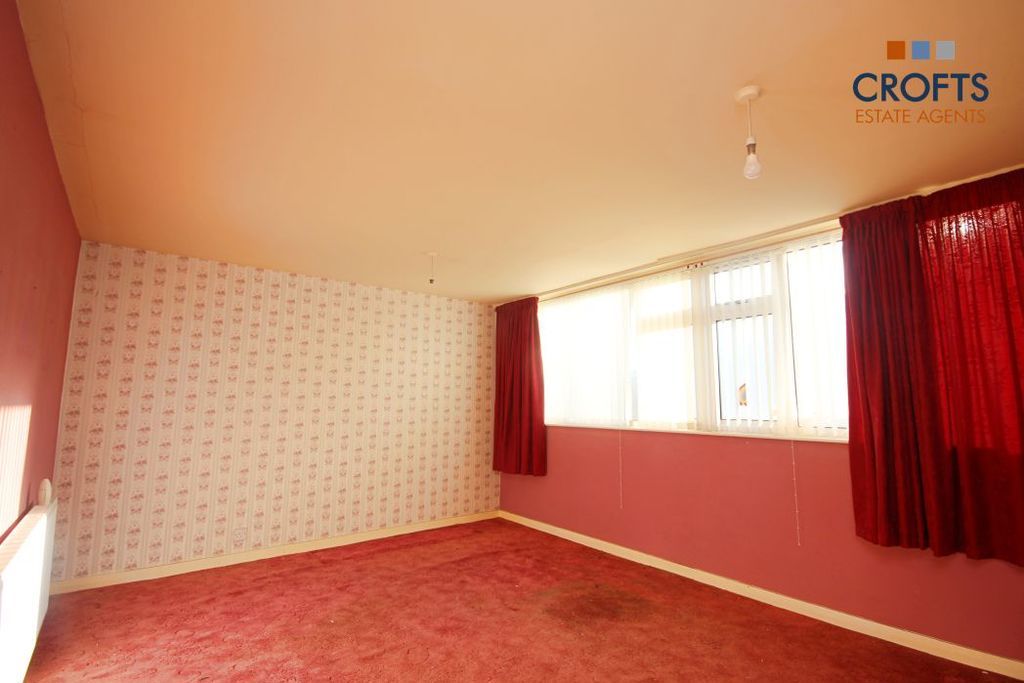 Property photo 3 of 8 Lounge