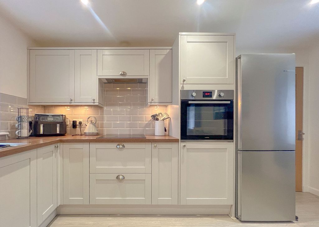 Property photo 3 of 32