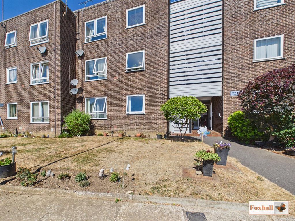 Property photo 1 of 17 Front Garden