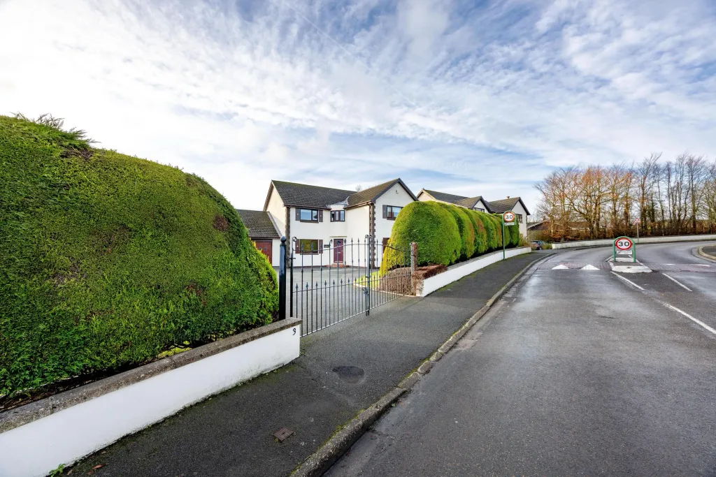 Property photo 2 of 32