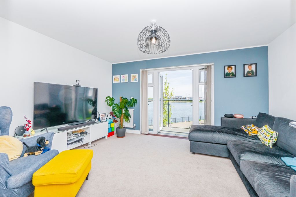 Property photo 2 of 19 8