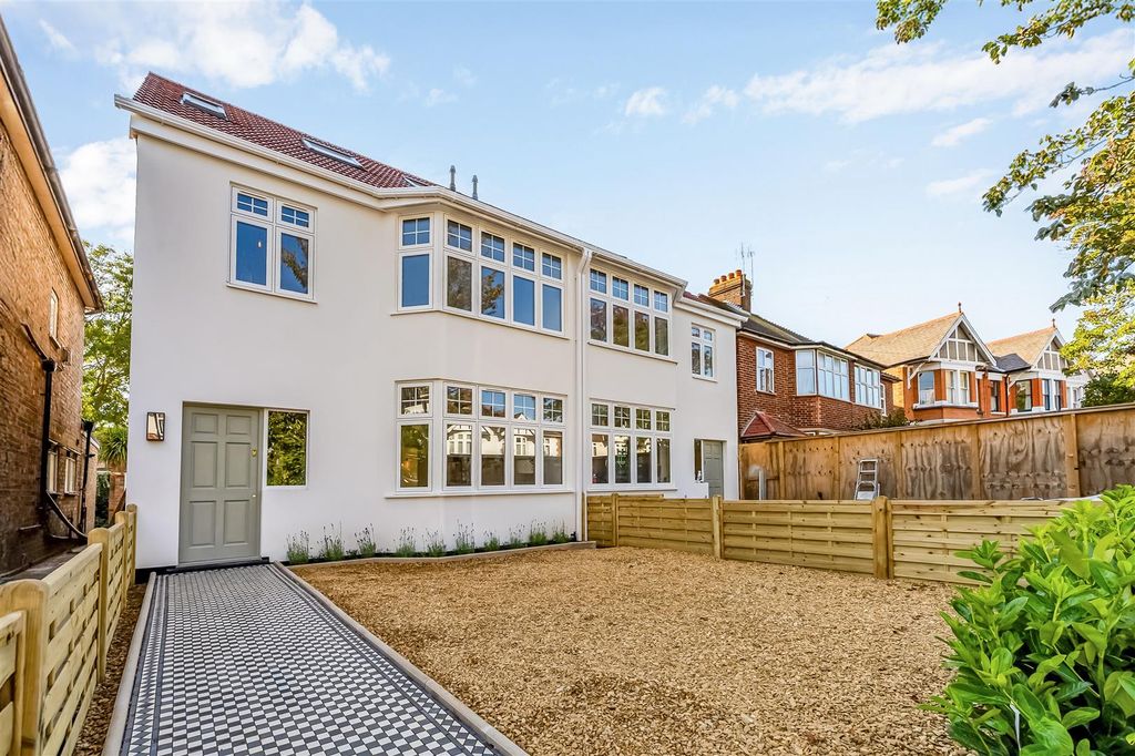 Property photo 2 of 26