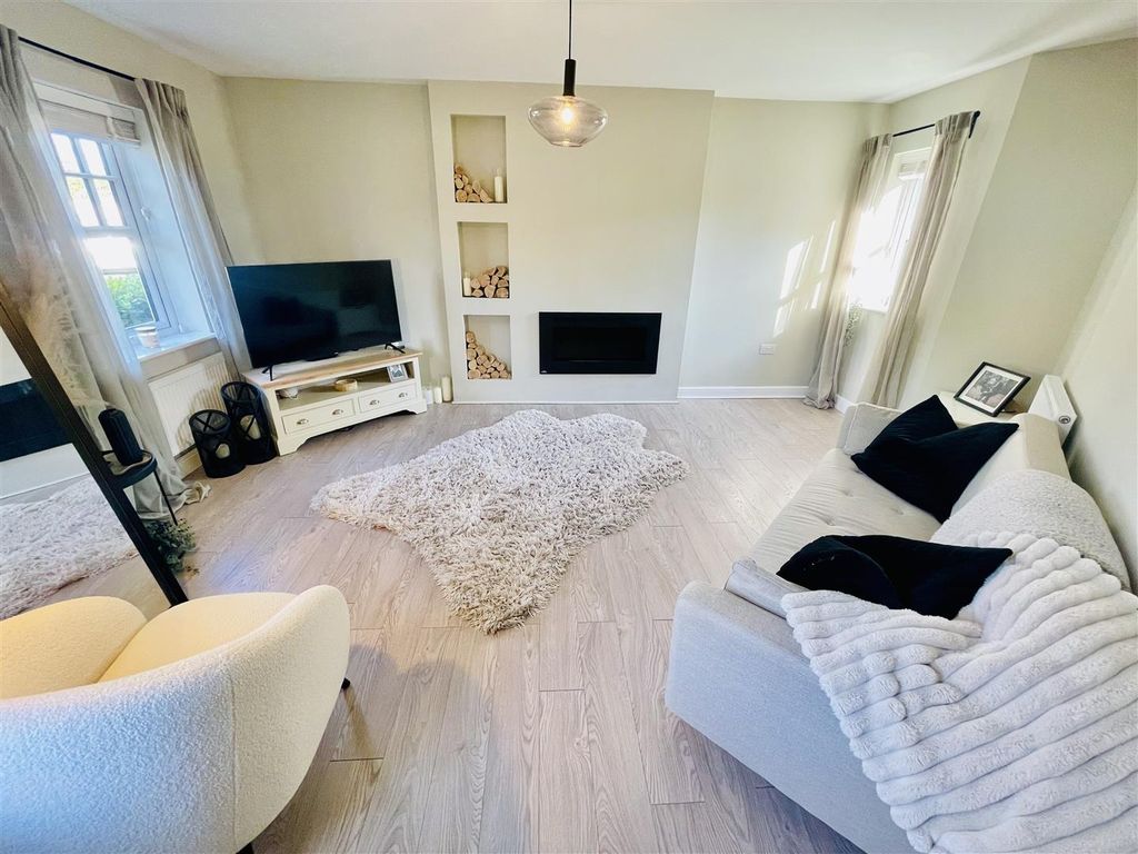 Property photo 3 of 16 Lounge