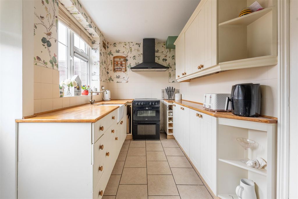 Property photo 3 of 19 Bluehouse Road, E4