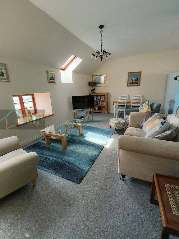 Property photo 2 of 11 Lounge