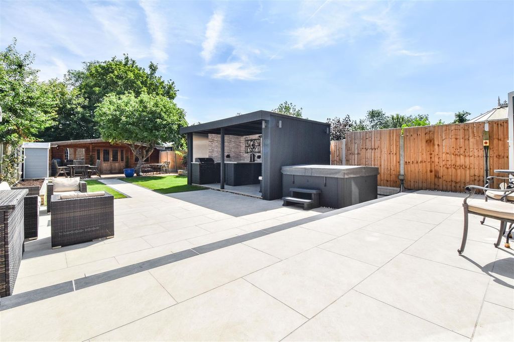 4 bed detached house for saleRectory Chase, Doddinghurst, Brentwood CM15 photo 4