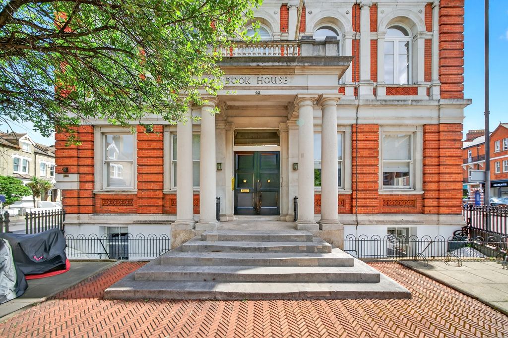 Property photo 2 of 20