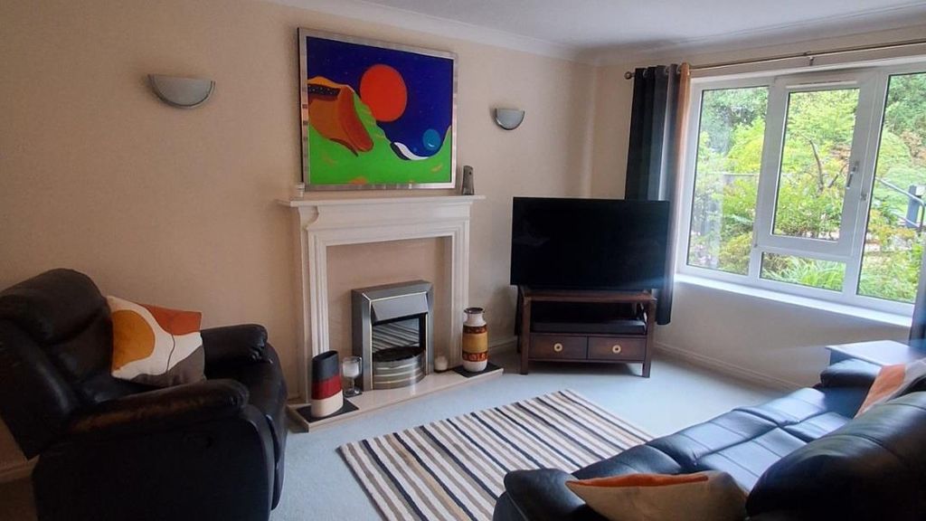 Property photo 2 of 11 Lounge