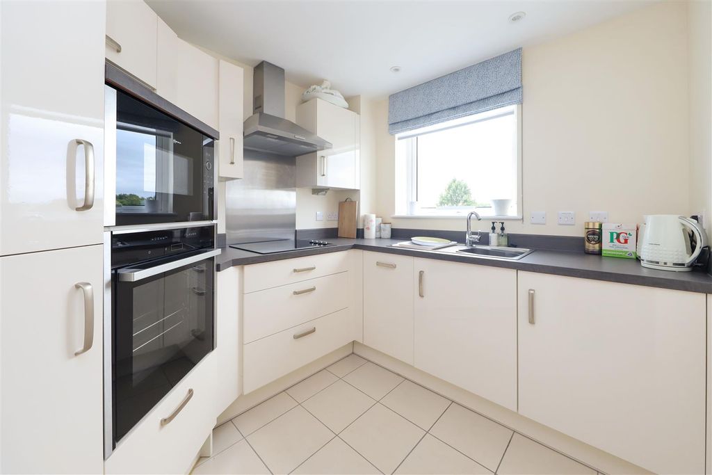Property photo 2 of 9 Kithen