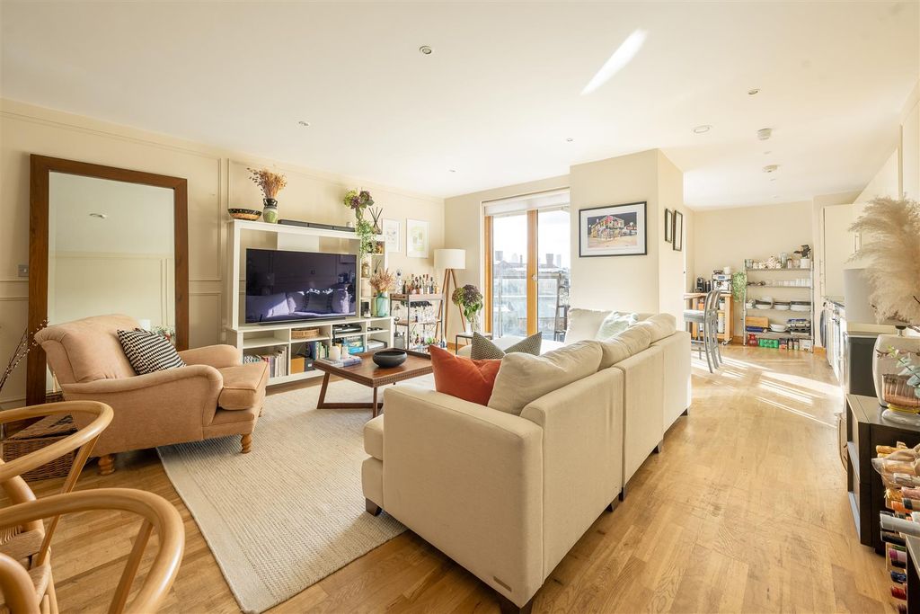 Property photo 1 of 24 Wick Lane, E3