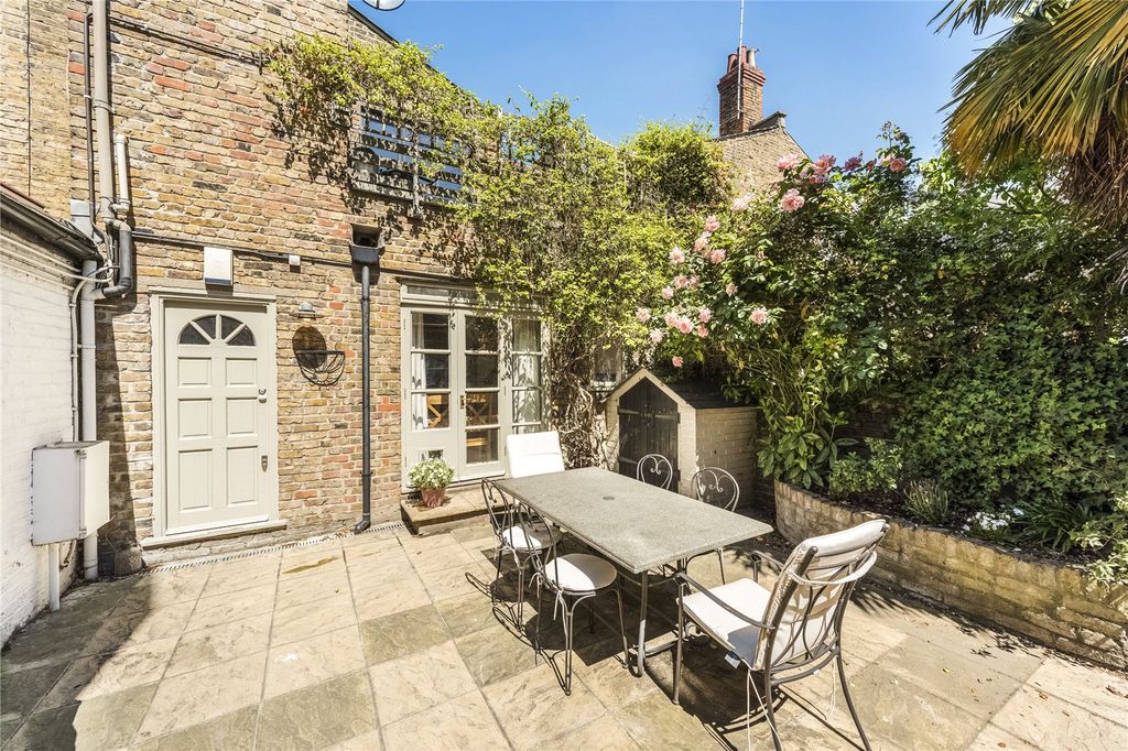 Property photo 1 of 8 Garden