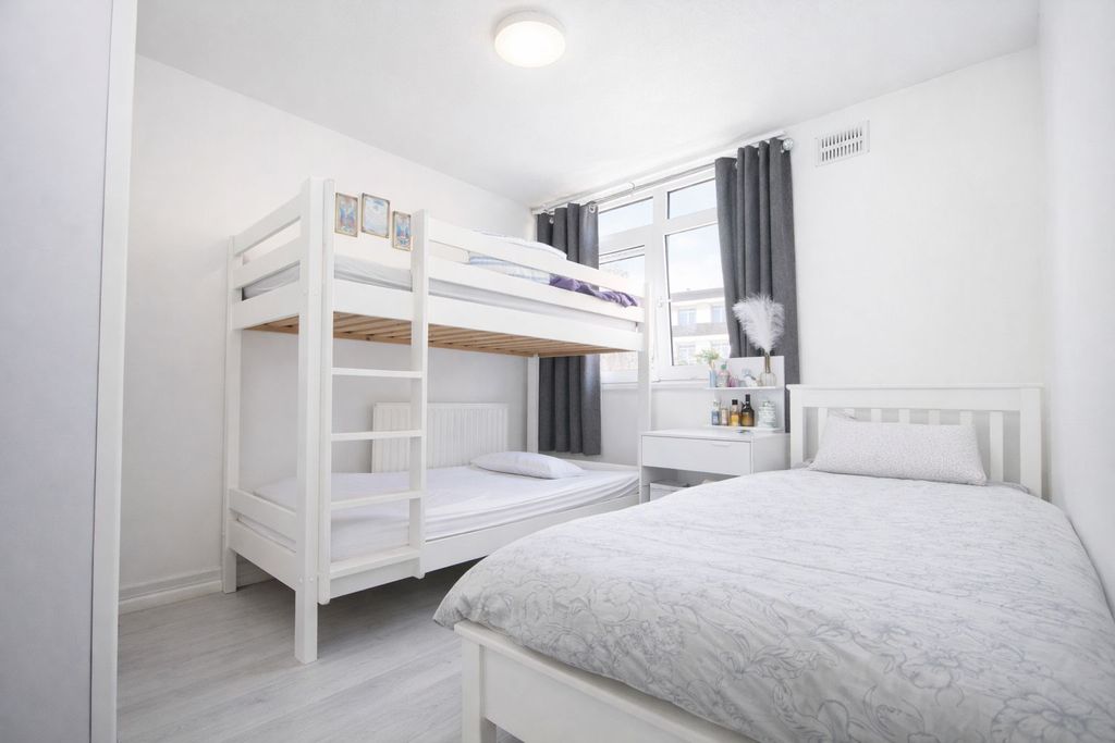 Property photo 3 of 9 Gallery