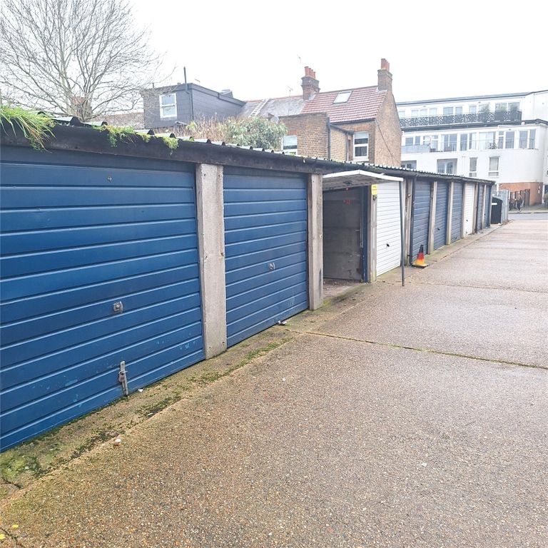 Property photo 1 of 4 Garage